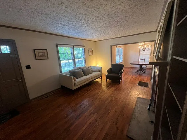 403 Holmes St — Photo 5