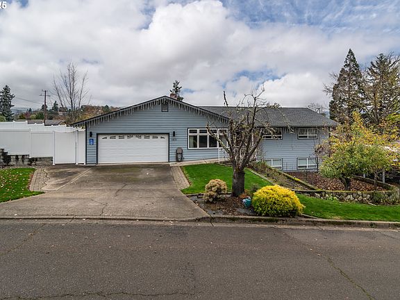 2nd image of 1821 NW Sellwood St