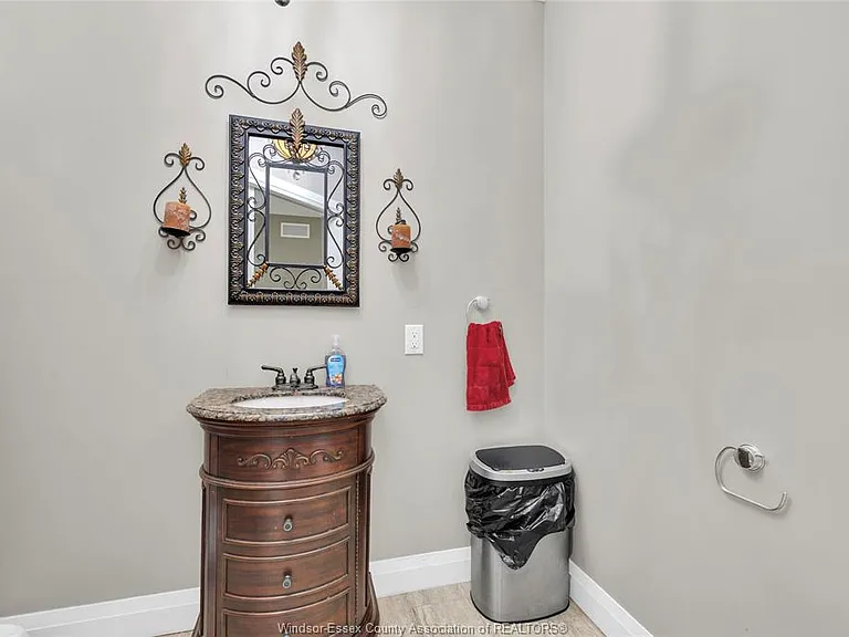 498 Sacred Heart Dr #UPPER — Photo 22
