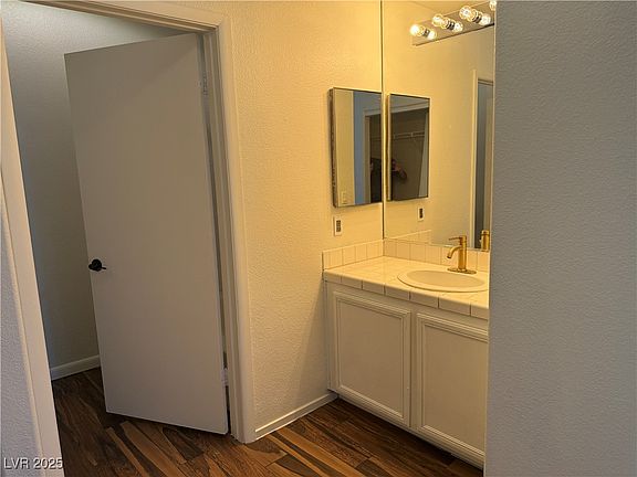 3rd image of 2110 N Los Feliz St #1040