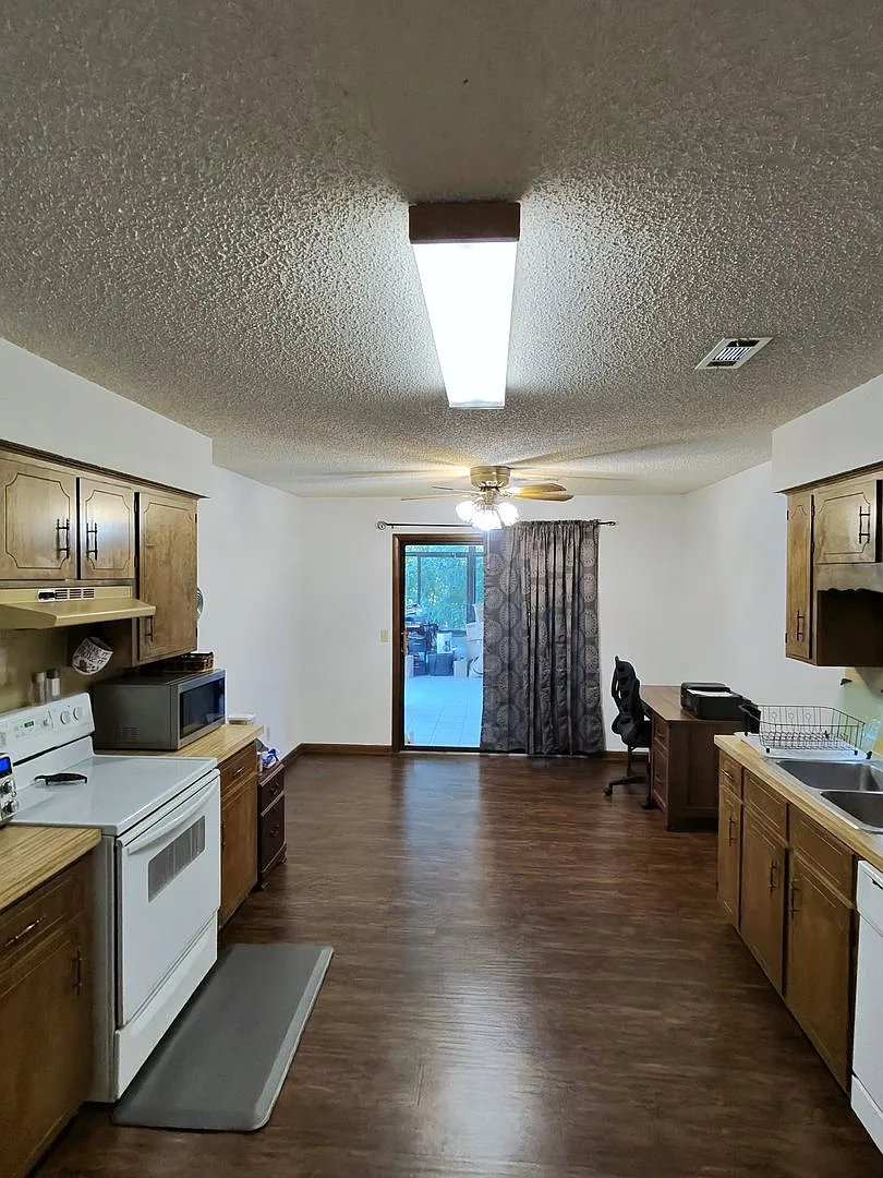 2-Bedroom, 1.5-Jack&Jill Bathroom. Left side of Duplex with Fenced-In Backyard, 1x Car Garage, an... — Photo 3