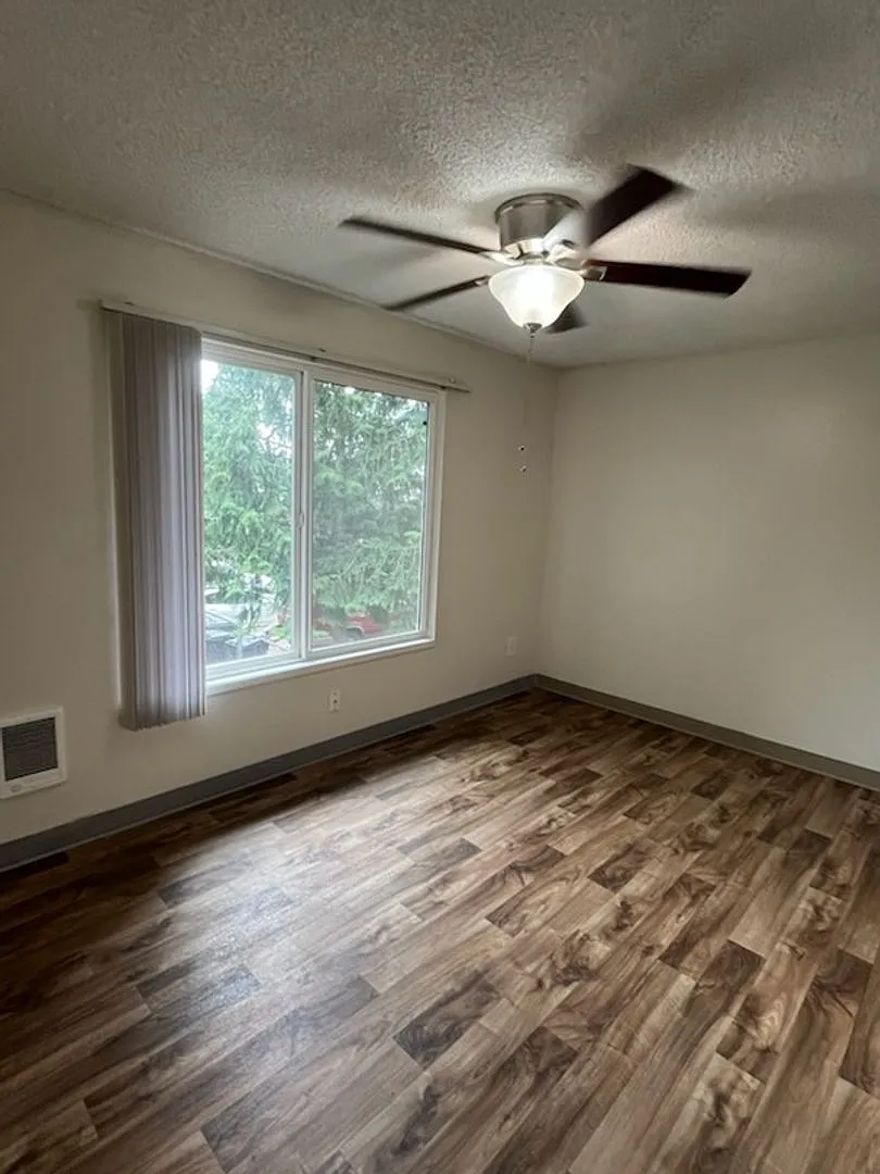 376 S Locust St — Photo 4