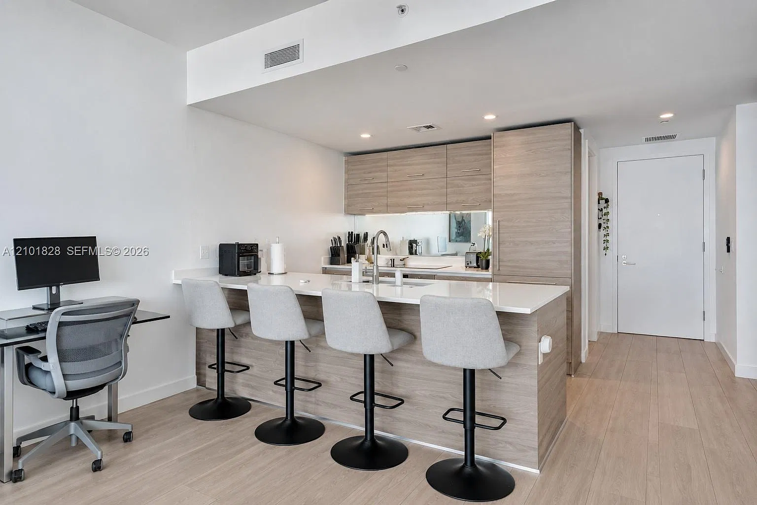 1 bed, 880 sqft, $4,700 — Photo 4