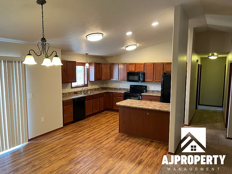 1040 N Main Ave #B — Photo 6