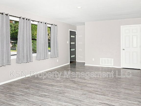 5th image of 32 Skyline Dr