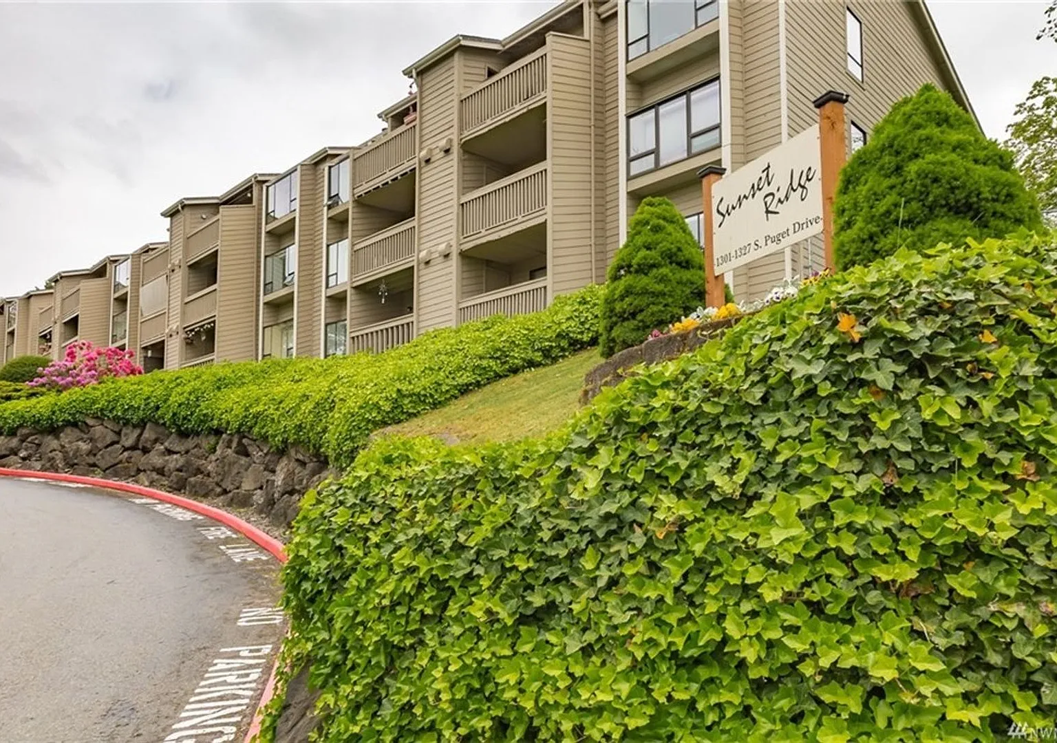 Sunset Ridge beautiful 2 bedrooms 1.5 Bath condo — Photo 1