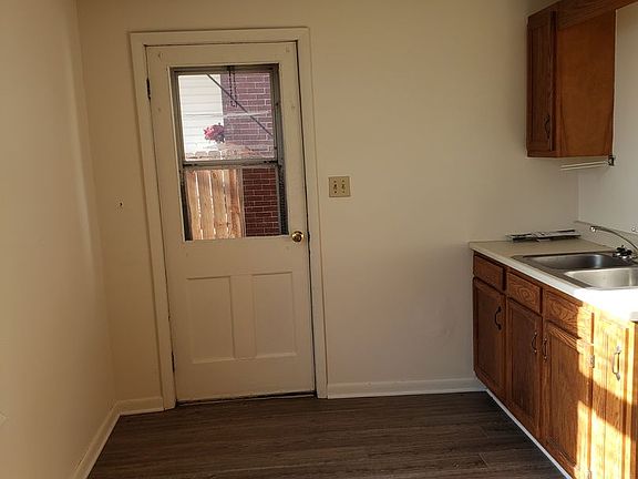 4th image of 714 Lincoln Way E #1