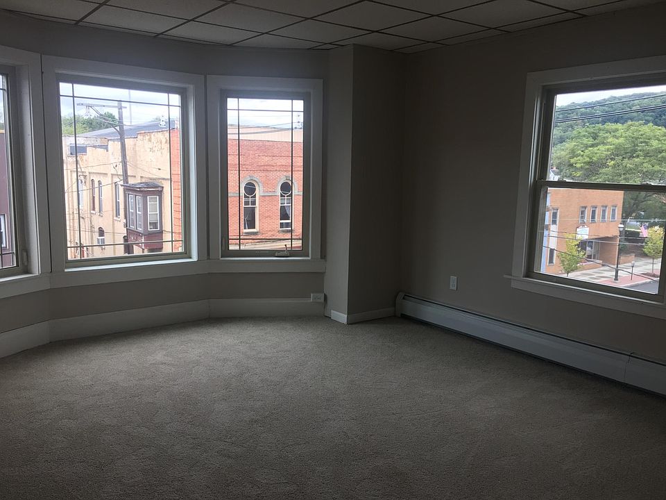 2nd image of 120 E Market St #2