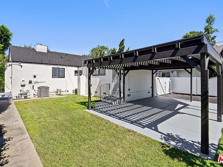 4940 Placidia Ave — Photo 36