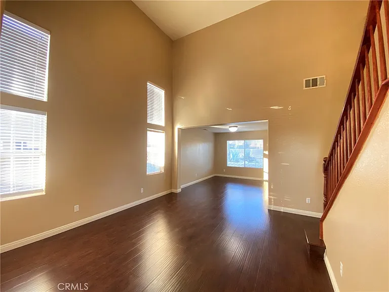 708 Hillview St — Photo 3