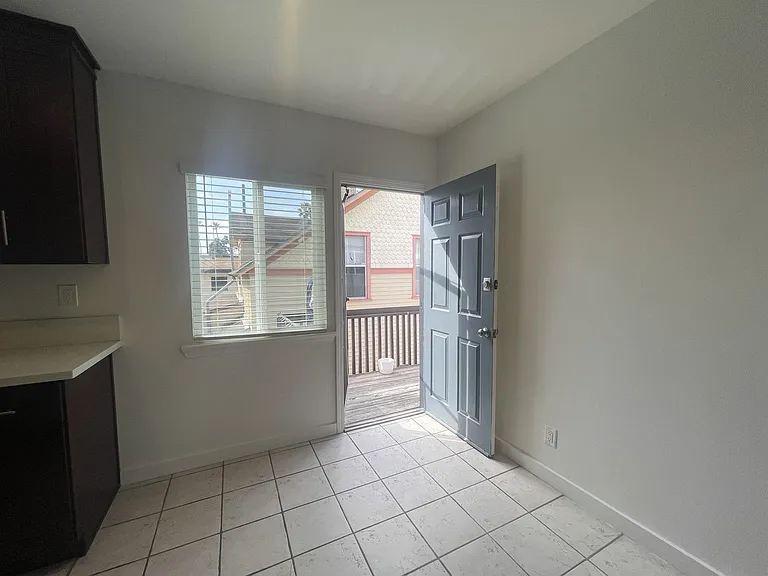 945 Thomas Ave — Photo 9