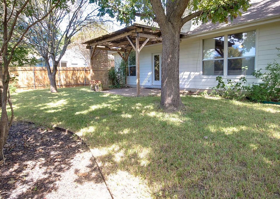 2nd image of 1201 Blackthorn Dr