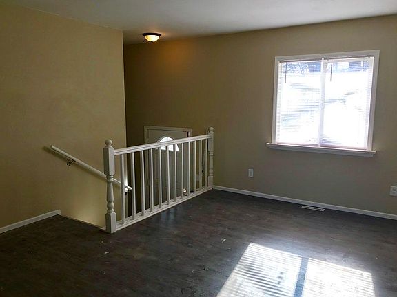 4th image of 1300 NW Golfview Dr