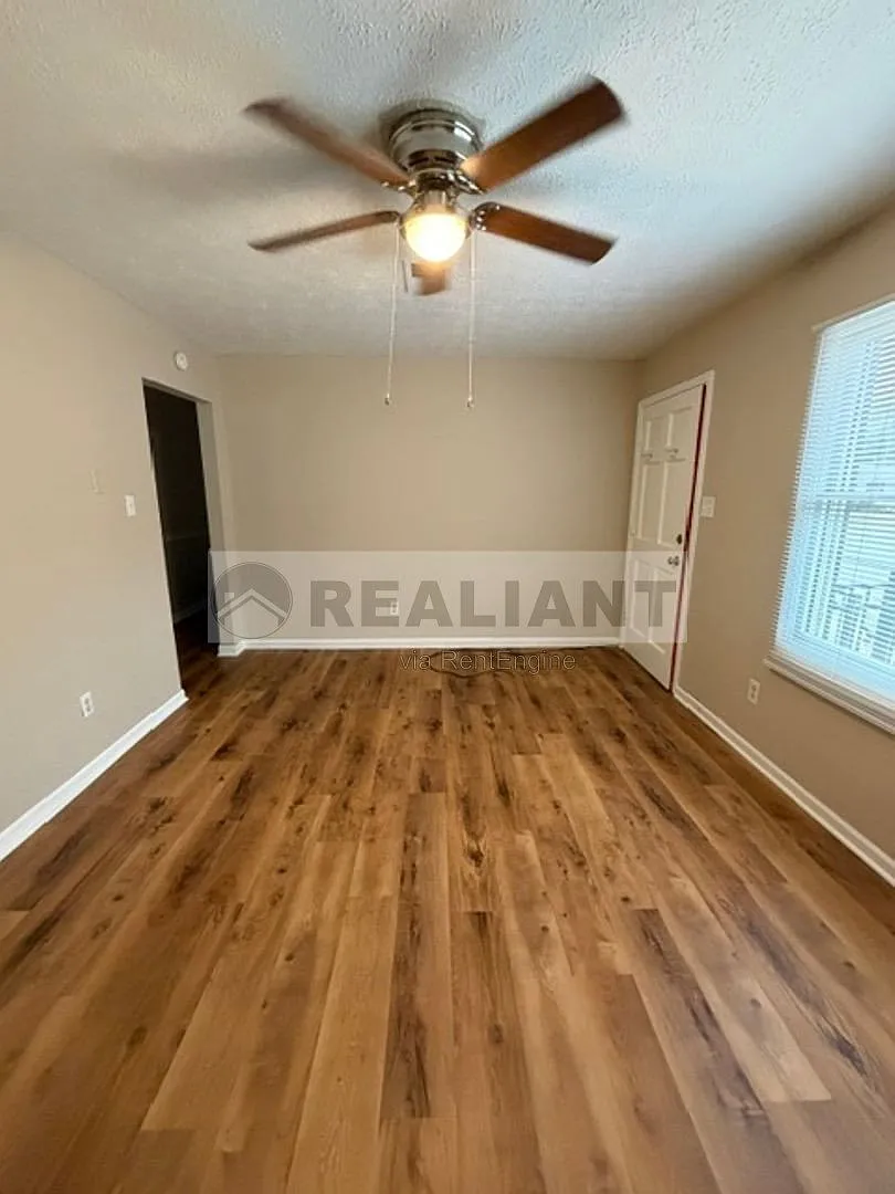3 bed, 1.0 bath, 1375 sqft, $1,495 — Photo 2