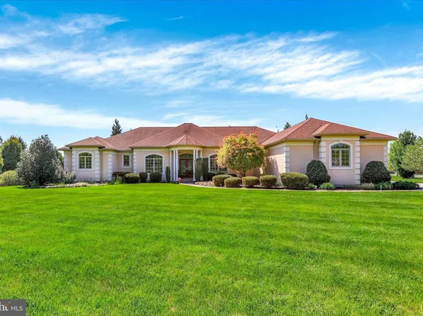 221 Hickory Ln, Hanover, PA 17331