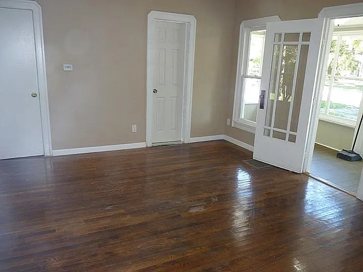 327 N Church St — Photo 3