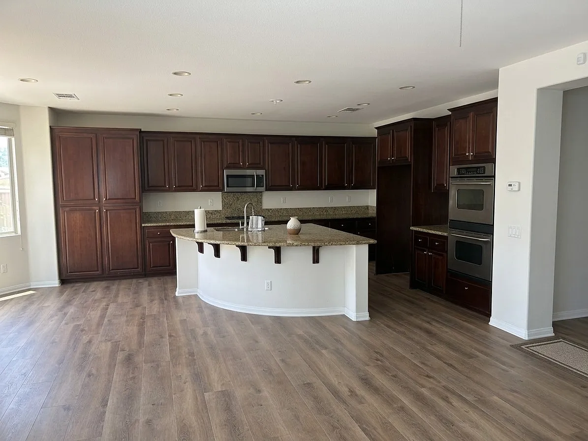 Building Photo - 36305 Clearwater Ct