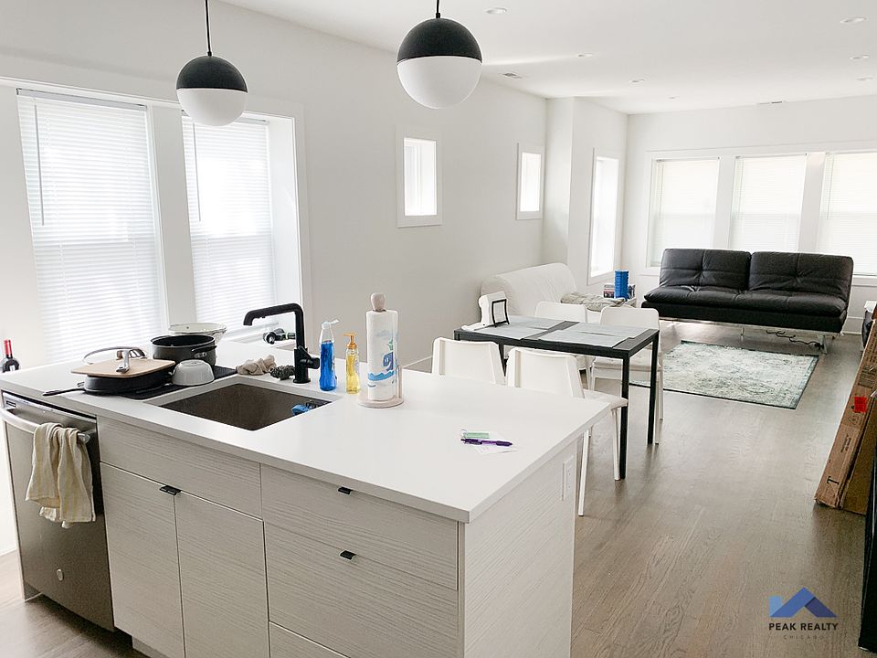 1st image of 3401 N Hamlin Ave #1