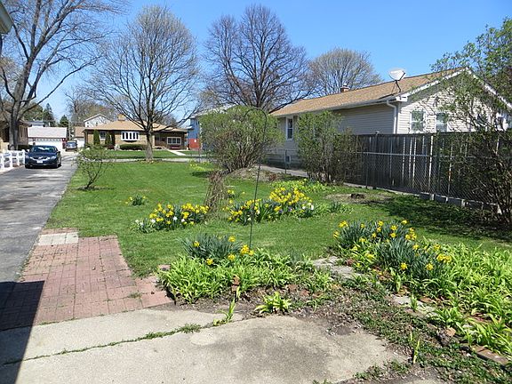 3rd image of 925 Woodlawn Ave