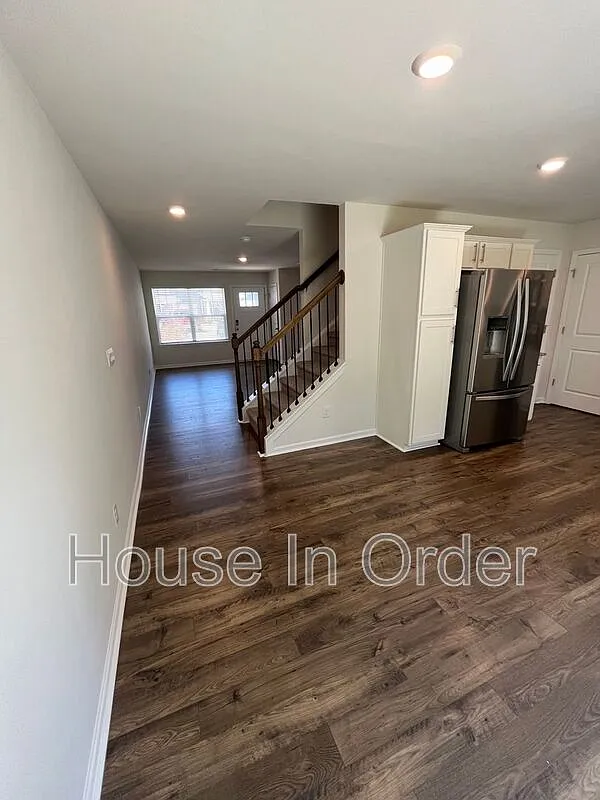 3 bed, 2.5 bath, 1375 sqft, $2,025 — Photo 4