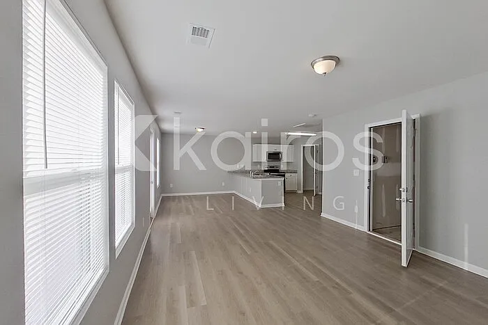 4 bed, 2.5 bath, 1801 sqft, $1,995 — Photo 4