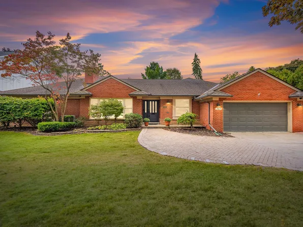 727 N Renaud Rd, Grosse Pointe Woods, MI 48236