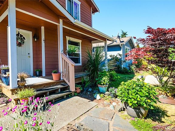 Covered, breezy front porch to sit and enjoy your favorite beverage.