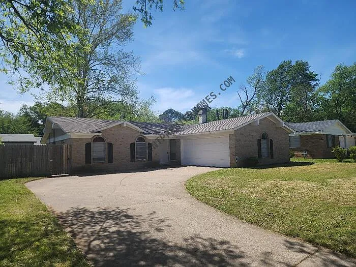 3 bed, 2.0 bath, 1392 sqft, $1,795 — Photo 1
