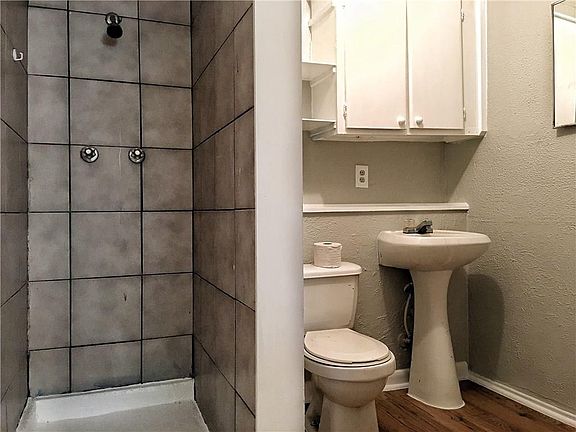 5th image of 902 W Lakeside Dr APT D