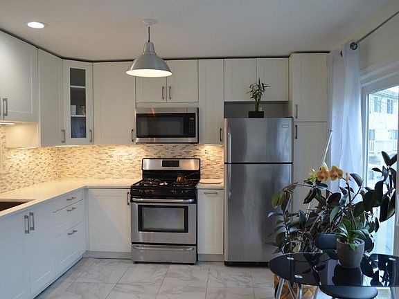 5th image of 812 Essex Cir