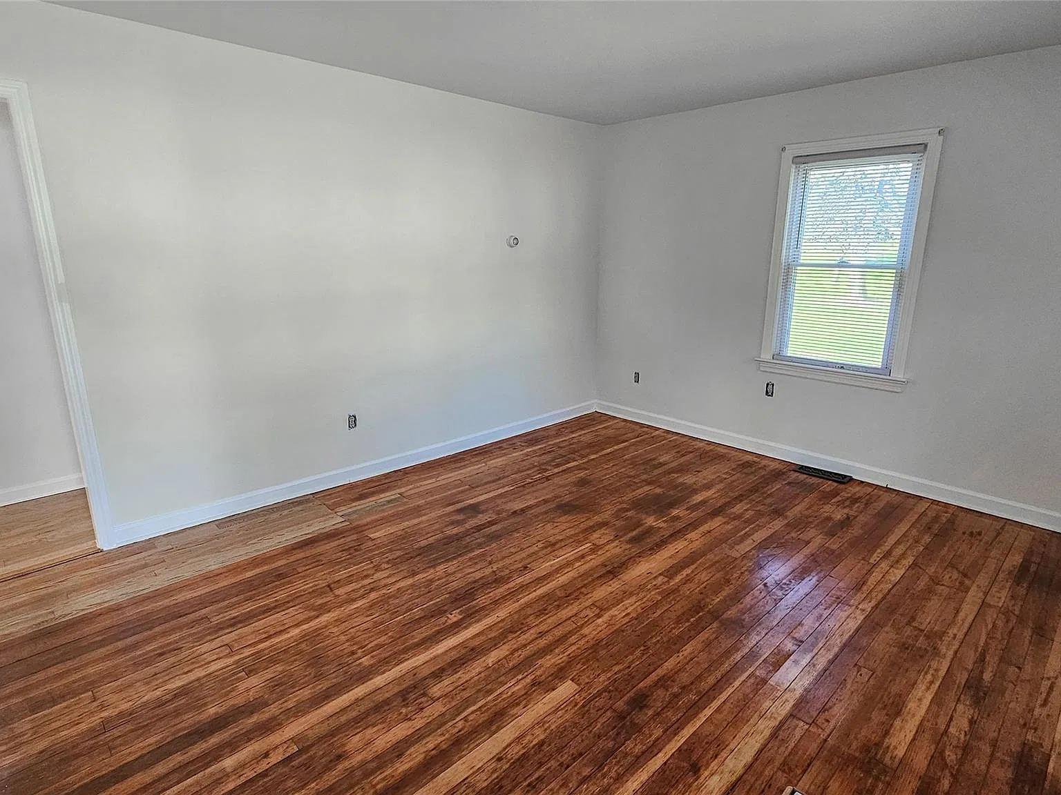 2 bed, 1.0 bath, 960 sqft, $2,300 — Photo 2