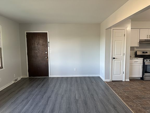 4th image of 3221 Holiday Dr APT 5