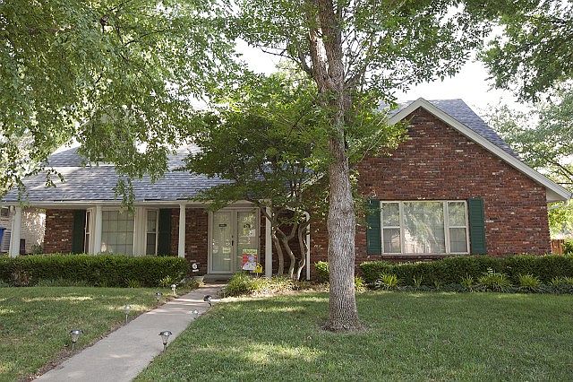 Charming Bricked Home on Treed lot in Jenks SD