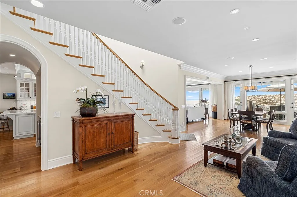 5 bed, 5.5 bath, 3946 sqft, $33,000 — Photo 2