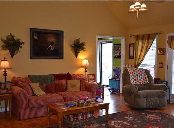 3rd image of 102 Winwood Ln