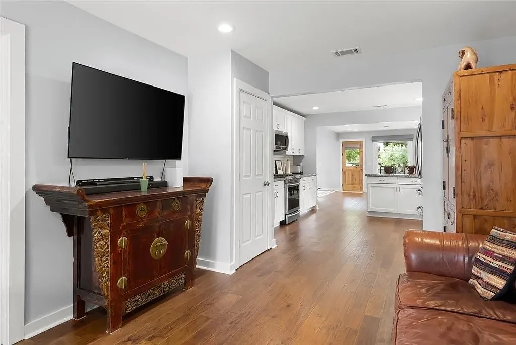 3 bed, 1200 sqft, $5,450 — Photo 4