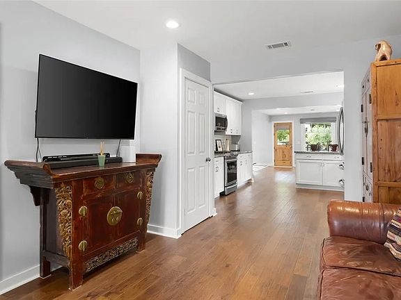 4th image of 1526 Garden St