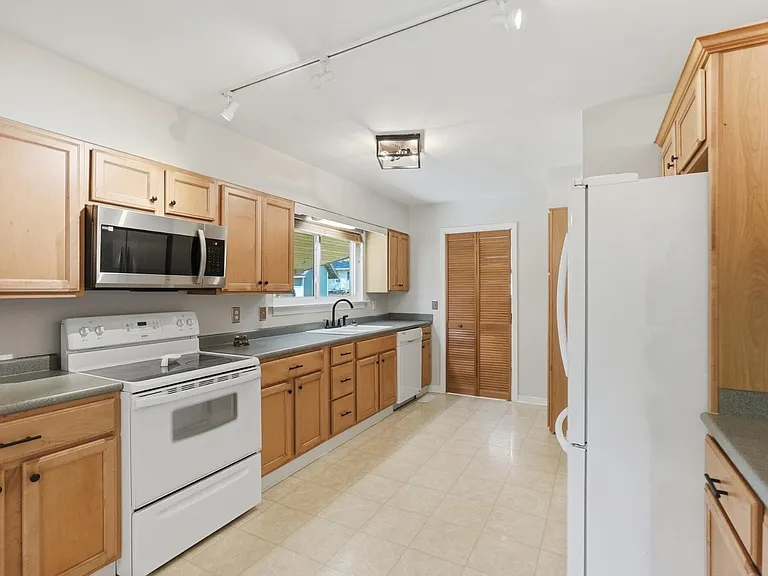 1276 Phils Dr — Photo 8