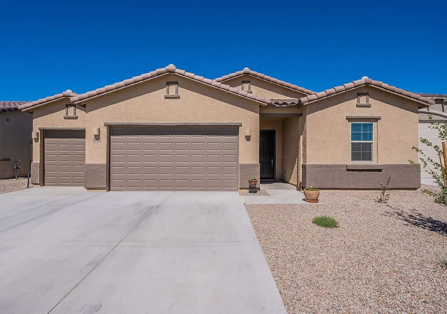 Bright & Spacious 4-Bed Home with 3-Car Garage in Gladden Farms! — Photo 2