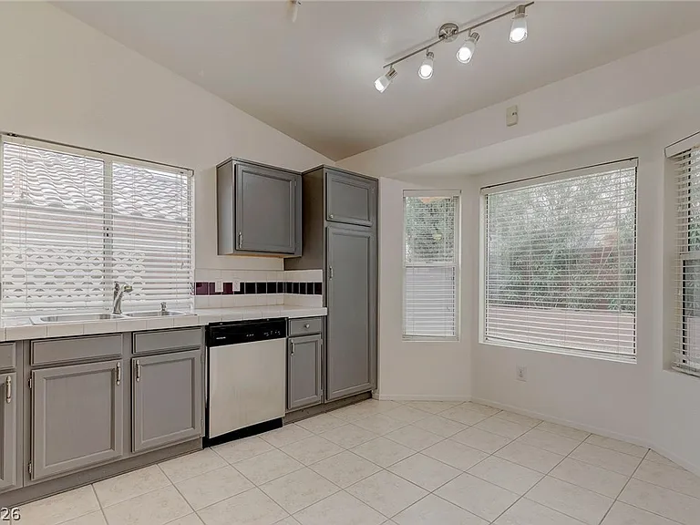 7225 Scenic Hills Dr — Photo 12