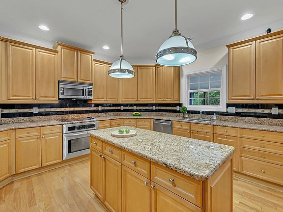 5th image of 2409 Edenton Ct