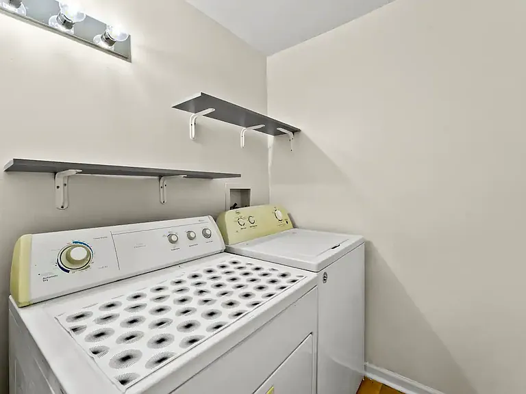 1140 W 17th St — Photo 3