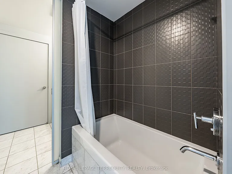 33 Charles St E #4008 — Photo 12
