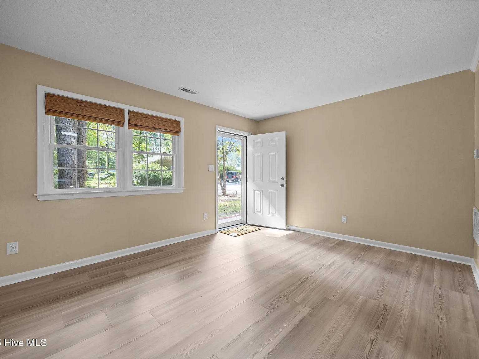 1 bed, 1.0 bath, $900 — Photo 2