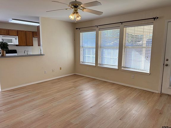 5th image of 401 Magnolia Ct