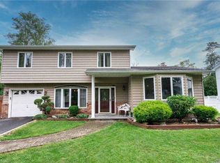 5 Bambi Ln, Commack, NY 11725