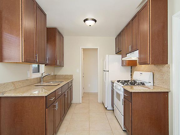2nd image of 3006 Hawthorn St