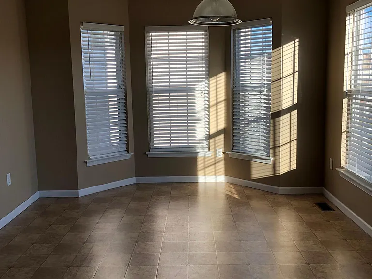 129 Cambridge Ln — Photo 4