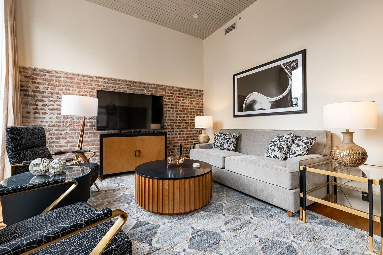 2 bed, 1.0 bath, 721 sqft, $5,745 — Photo 1