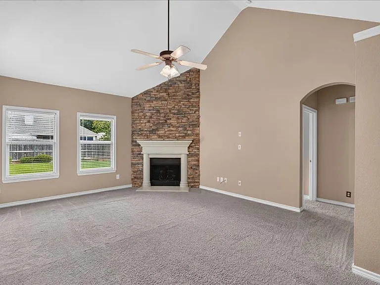 5912 Meadowglen Dr — Photo 2